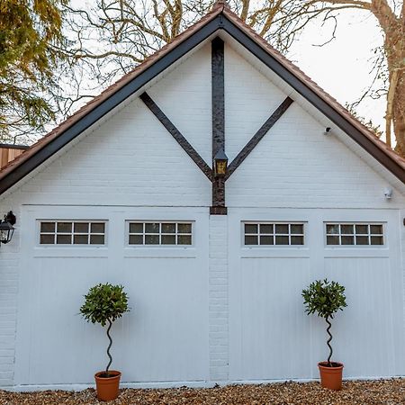 Thatched Eaves Ibsley Exterior photo