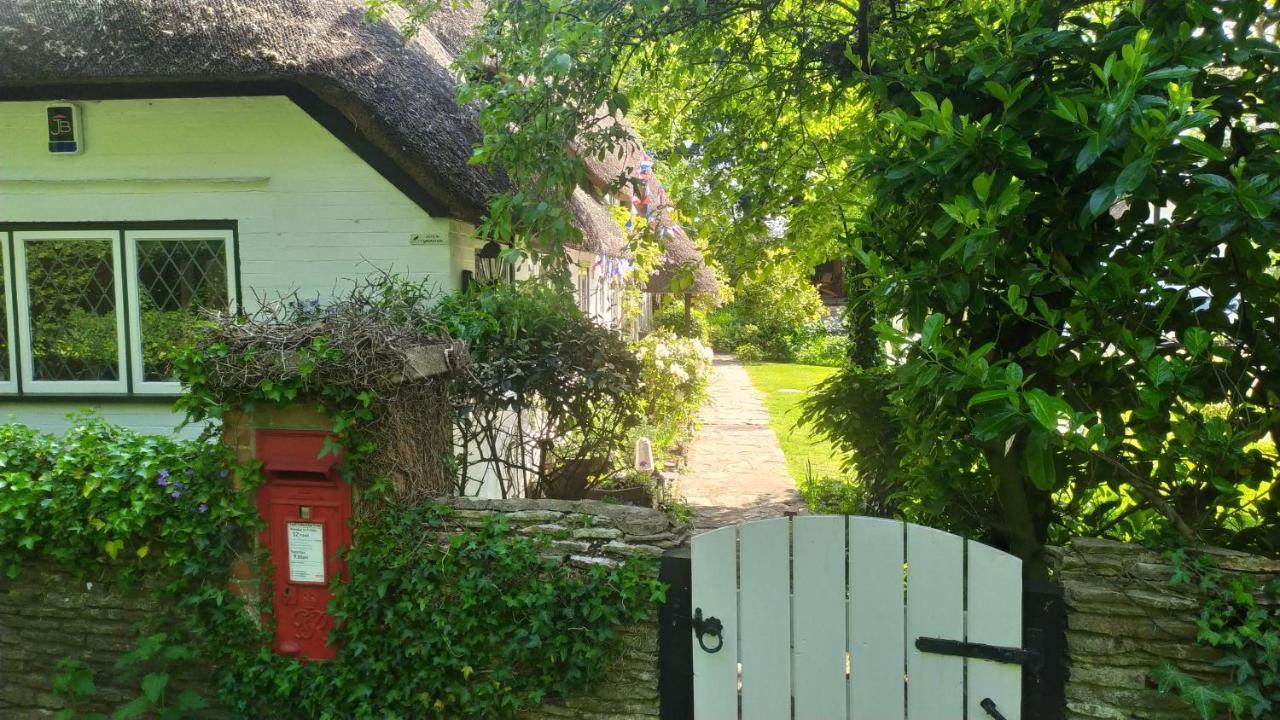 Thatched Eaves Ibsley Exterior photo